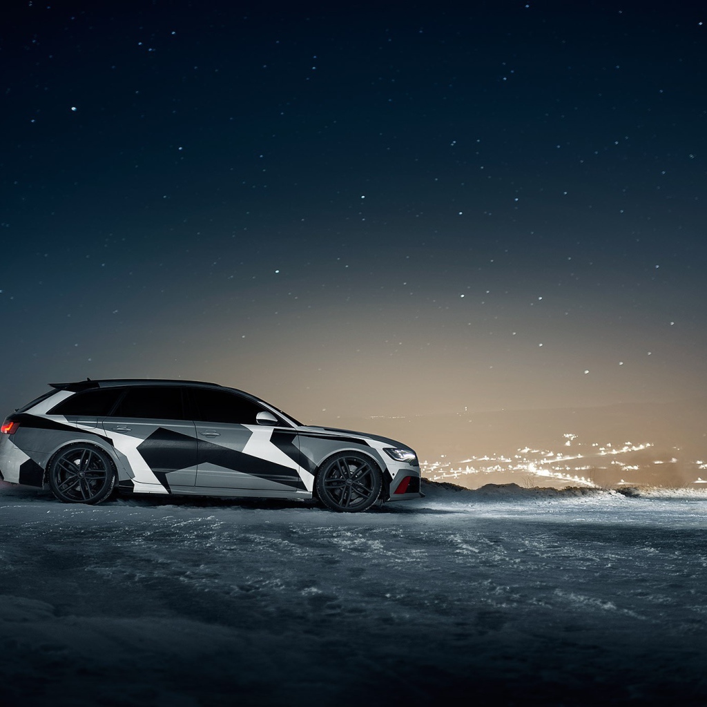 Автомобиль Audi RS6 Avant на фоне ночного города