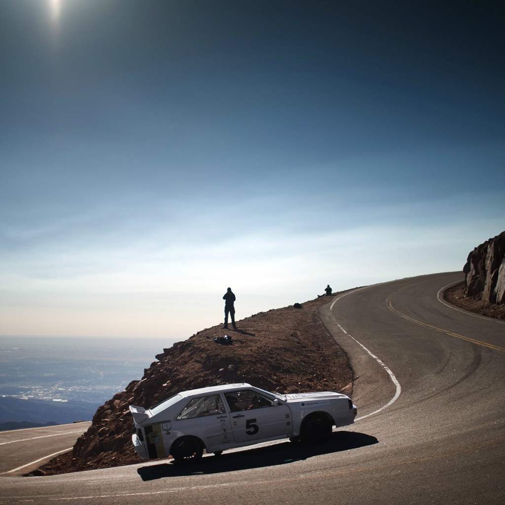 Автомобиль на горной дороге, Ауди