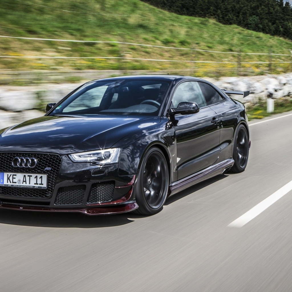 Быстрый черный Ауди на дороге за городом