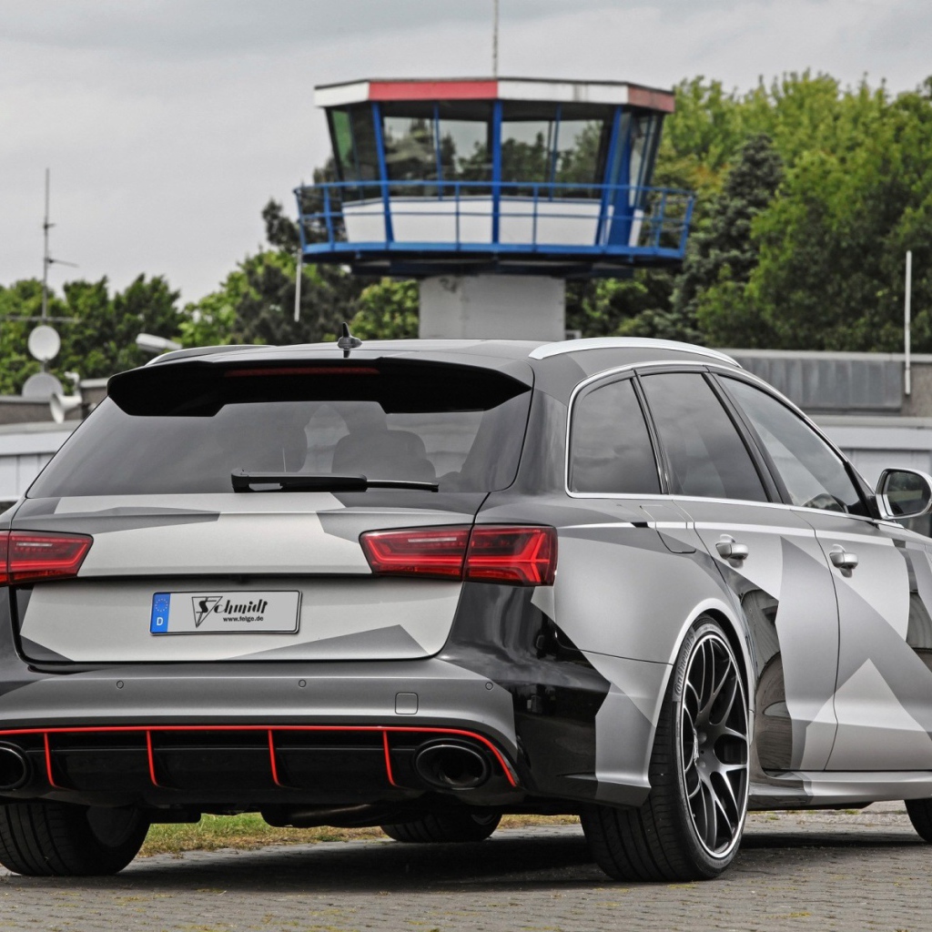 Вид сзади на Audi RS6 Avant