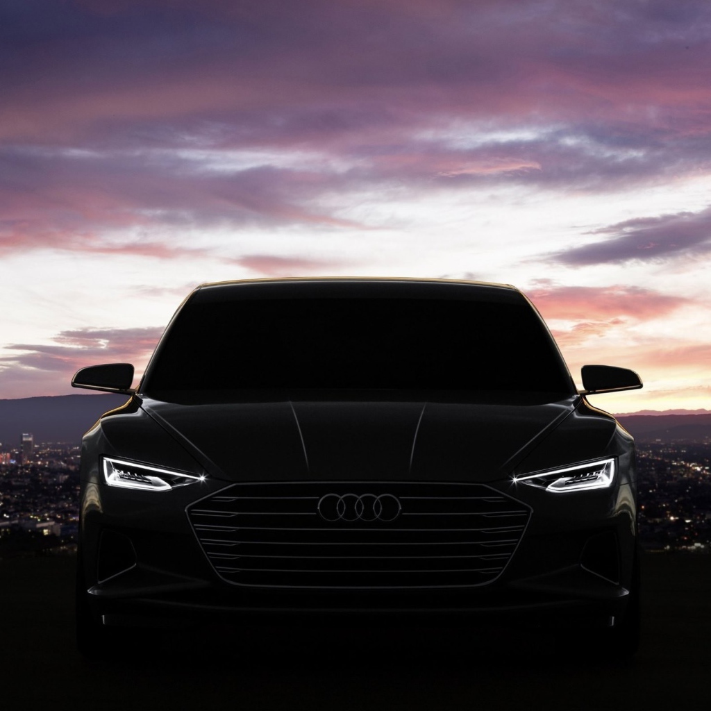 Силуэт черного Audi Prologue на фоне города