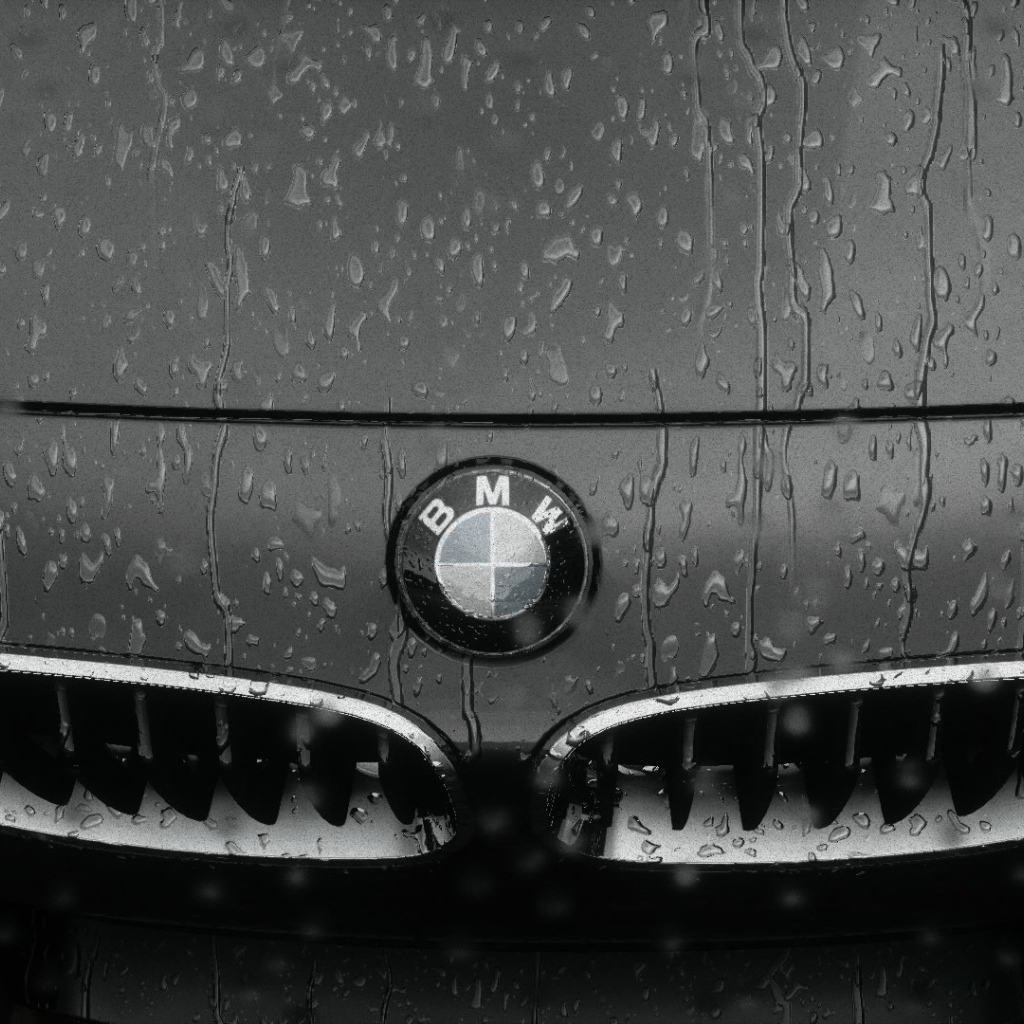 Авто БМВ под дождем