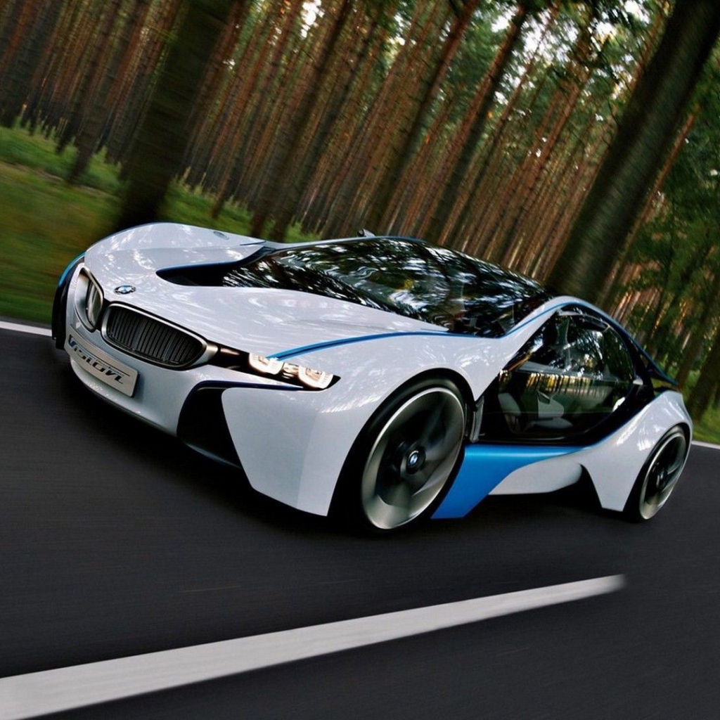 Концепт кар БМВ на дороге в лесу