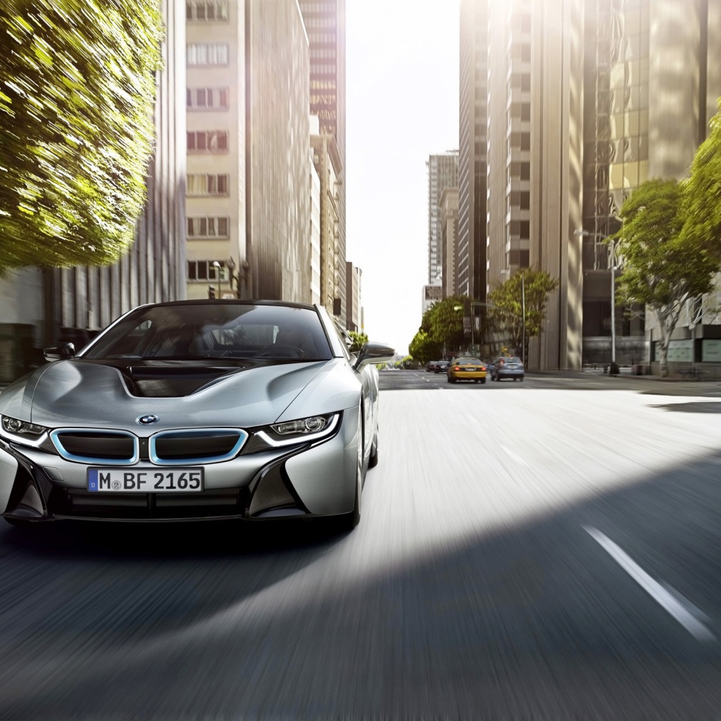 BMW i8 мчится по улице
