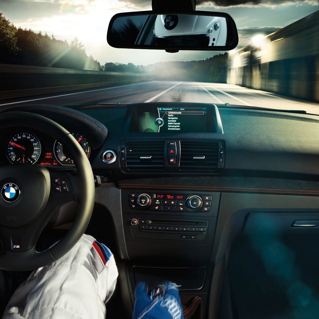 За рулем автомобиля BMW