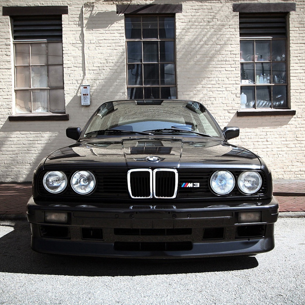 Черный БМВ Е-40 у стены