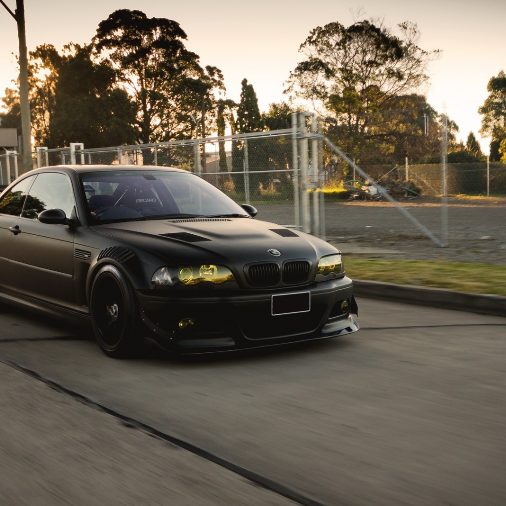 Черный BMW M3 E46 с желтыми фарами