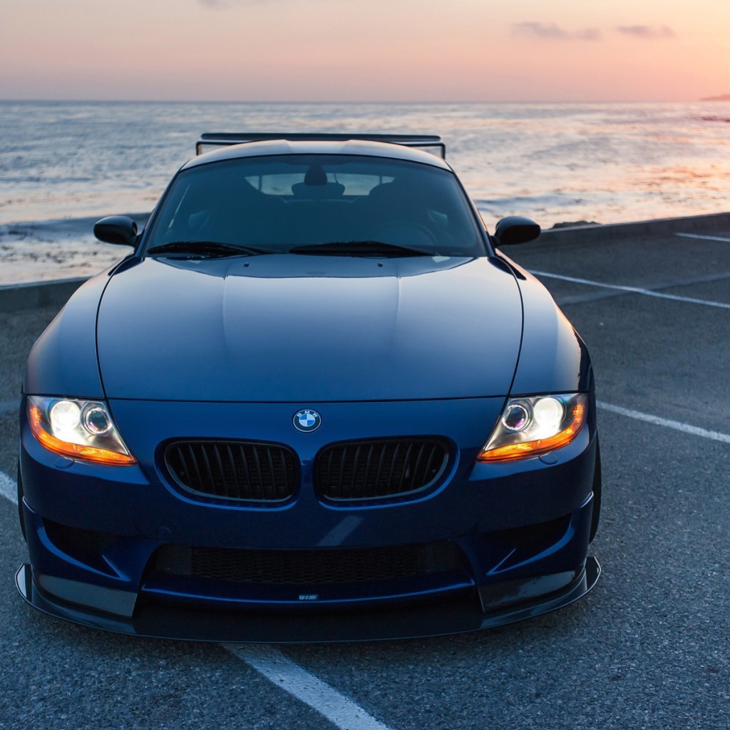 Синий BMW у морского побережья