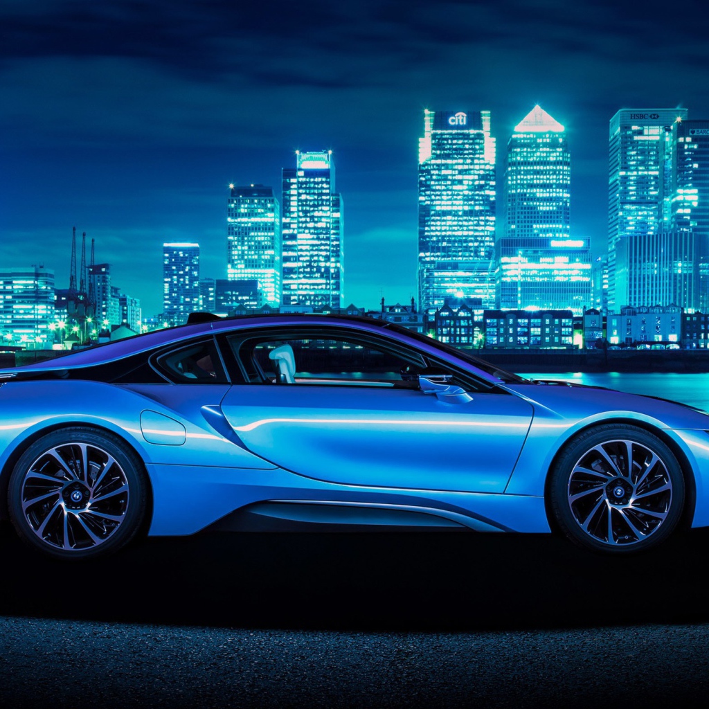 Синий люкс автомобиль BMW на фоне города