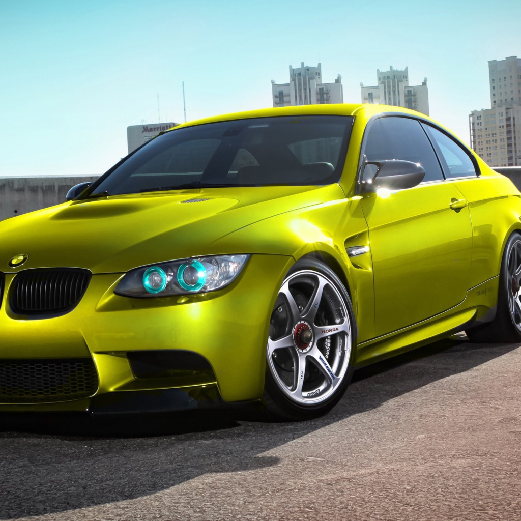 Желто зеленый БМВ в городе