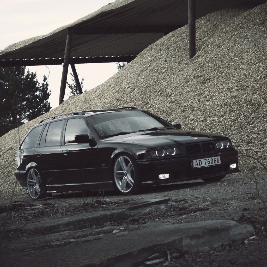 Старый BMW E28 у горы щебня