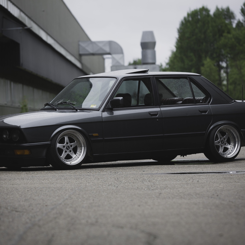 Старый черный BMW E28