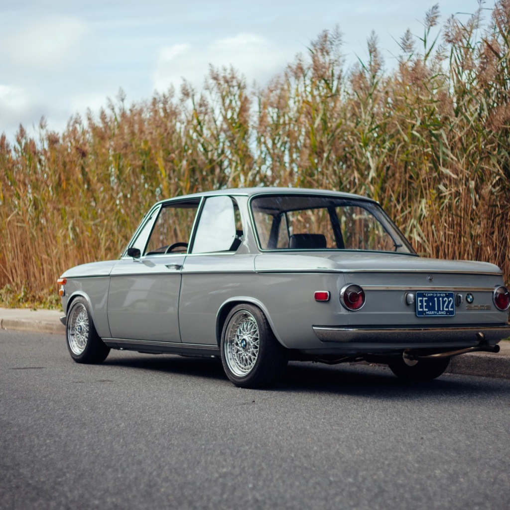 Старый автомобиль BMW 2002 на обочине дороги