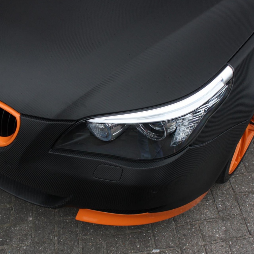 Оранжевые элементы в черном БМВ