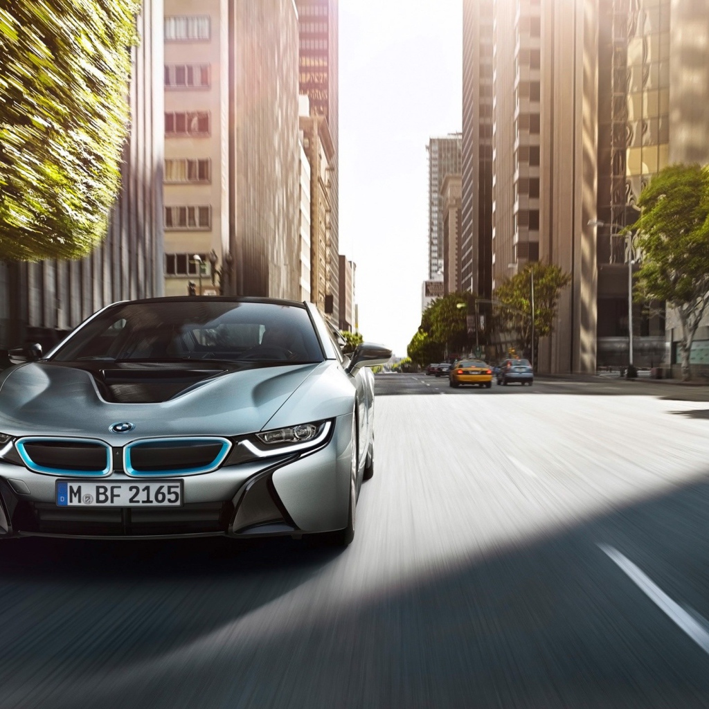 Быстрый БМВ на улице мегаполиса