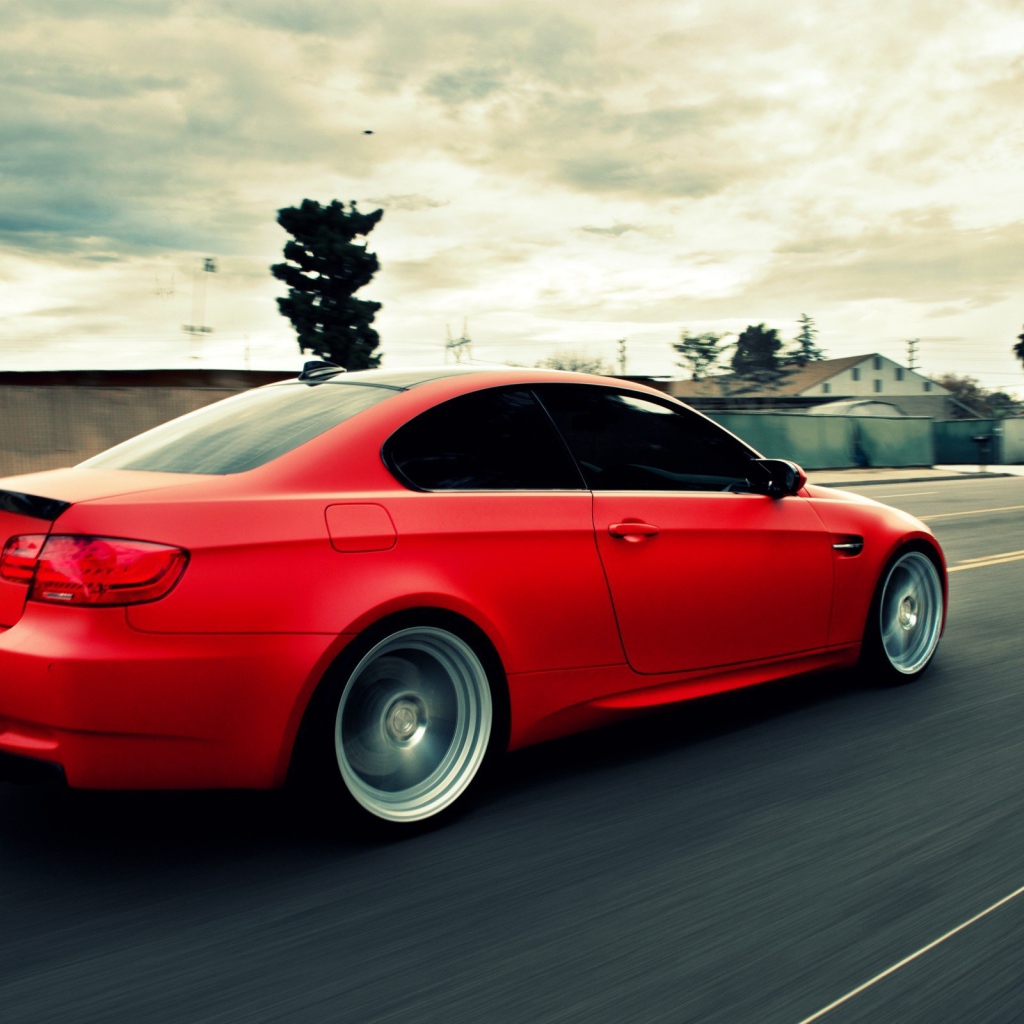 Быстрый красный BMW на шоссе