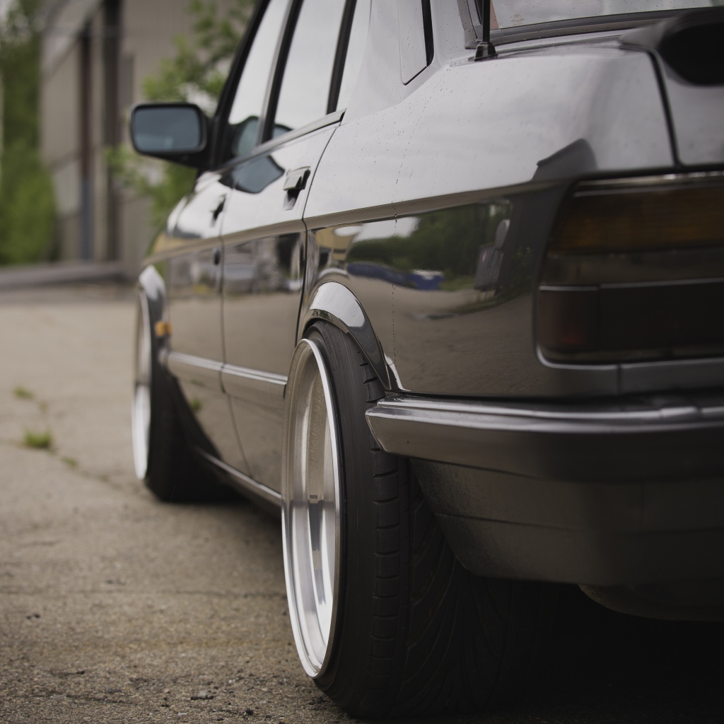 Вид сзади на BMW E28