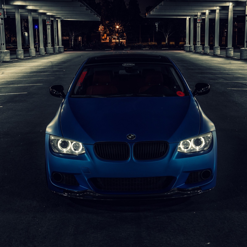 Синий BMW на пустой парковке