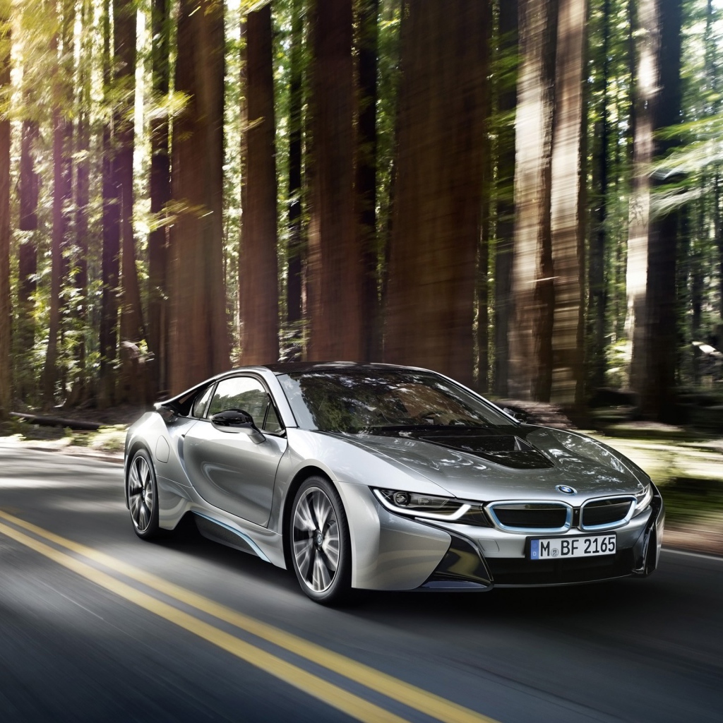 Новый BMW i8 на дороге в лесу