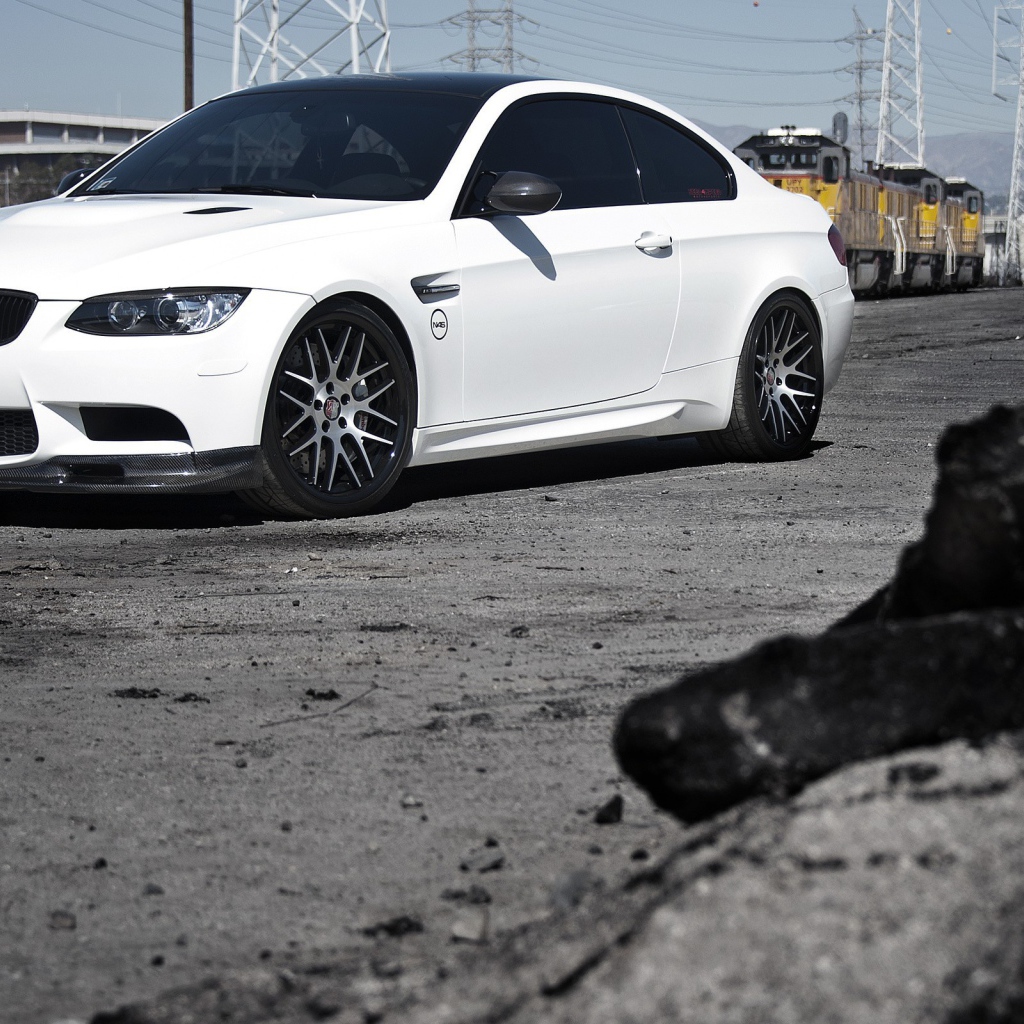 Белый БМВ на железнодорожной станции