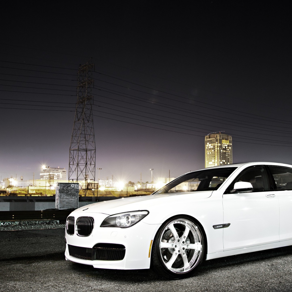 Белый БМВ на фоне ночного города