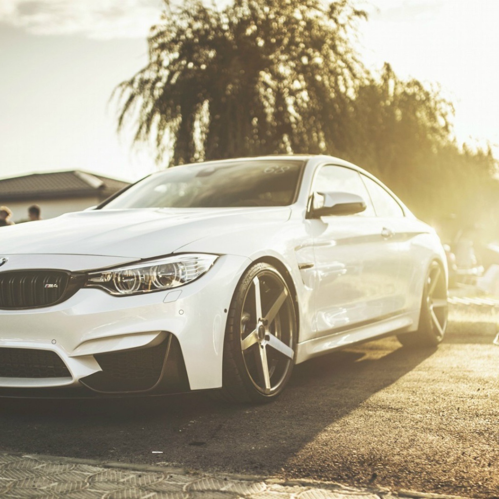 Белый автомобиль BMW M4
