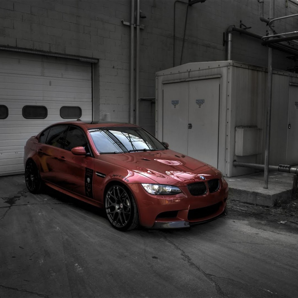 Красный BMW E92 M3 у гаража