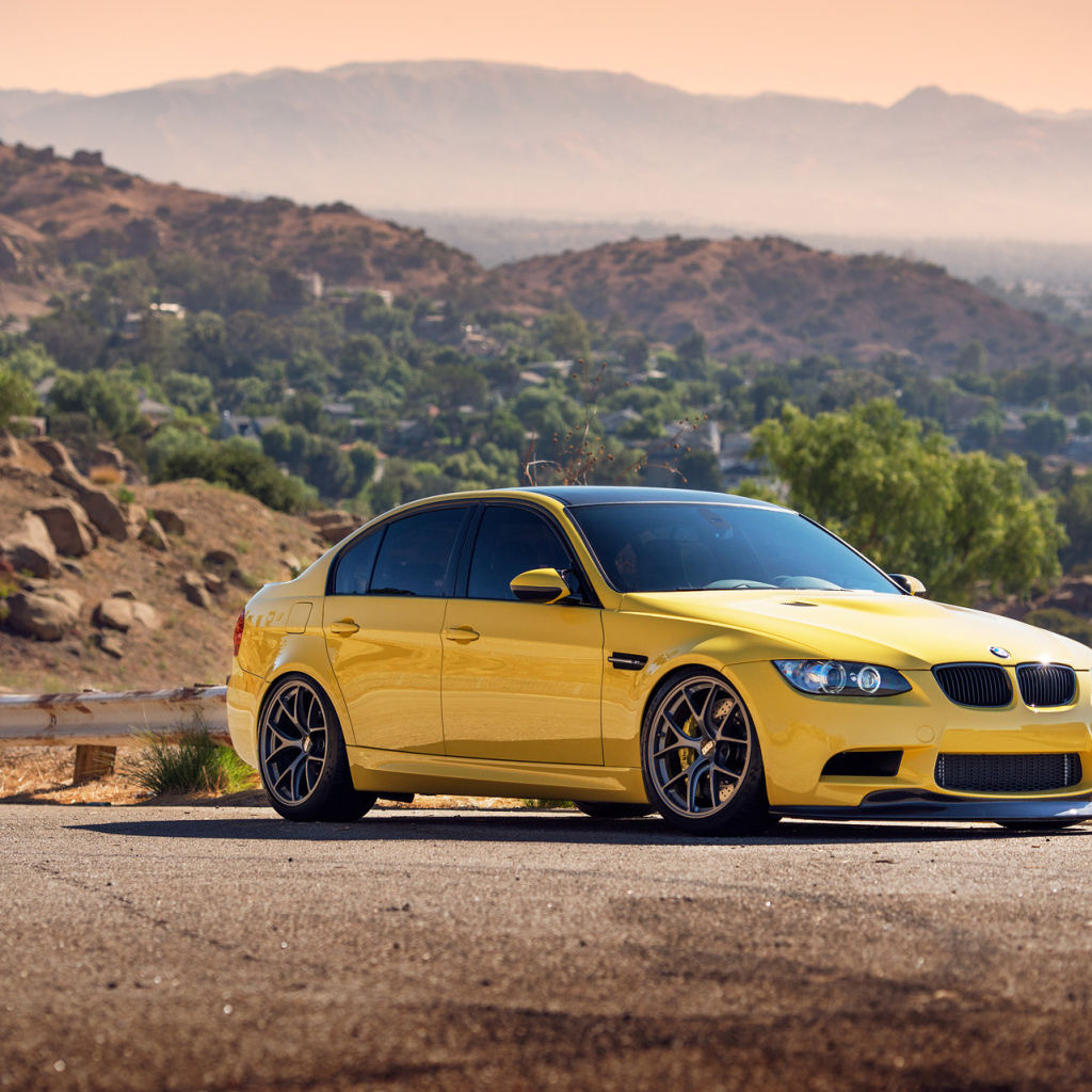 Желтый BMW E-90 на стоянке