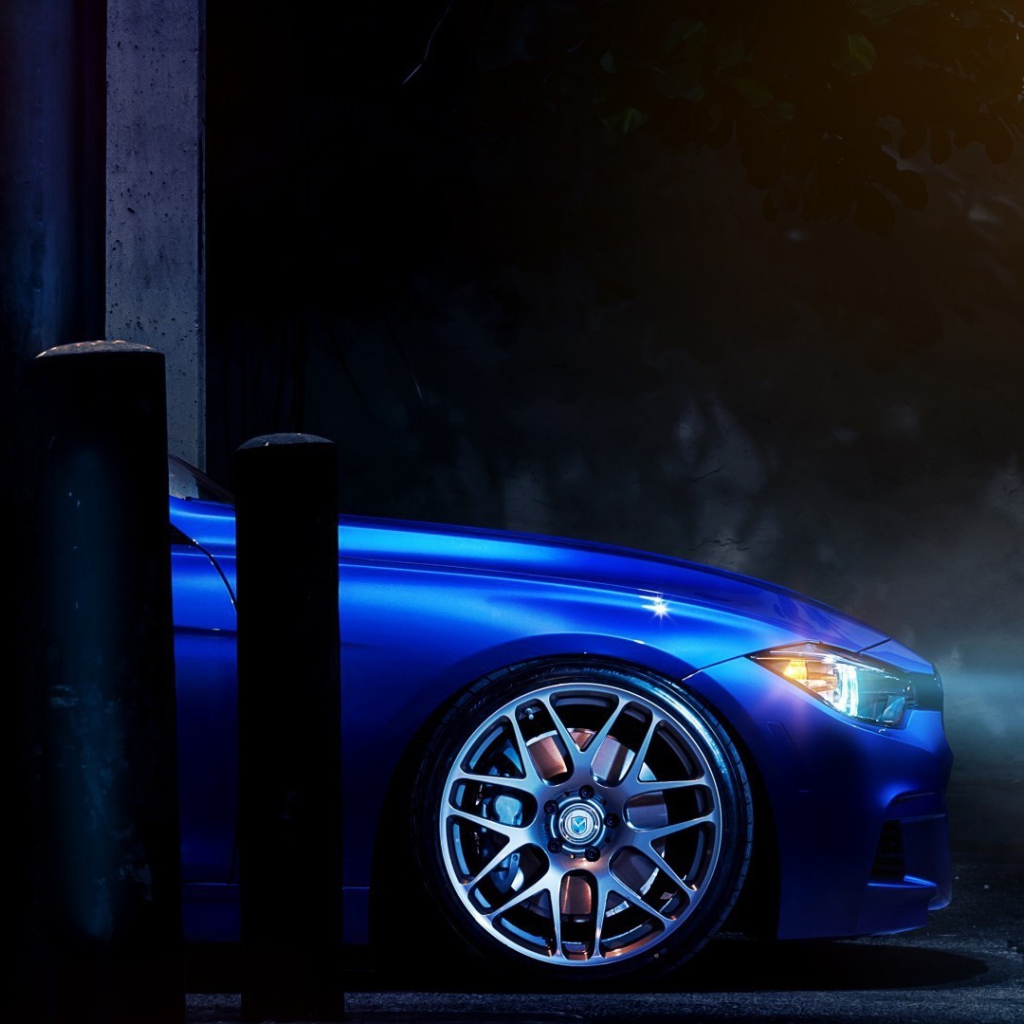 Перед голубого БМВ