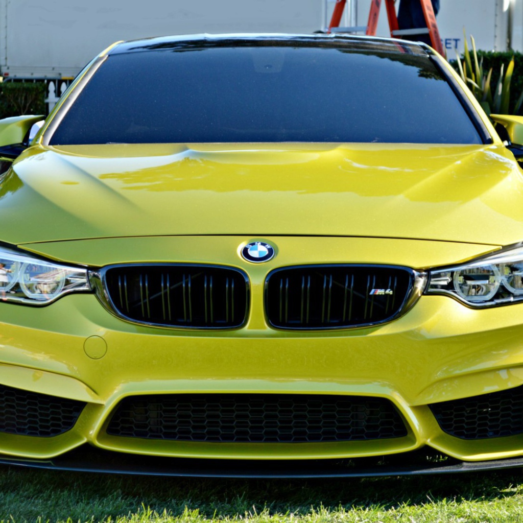 Желтый автомобиль BMW M4