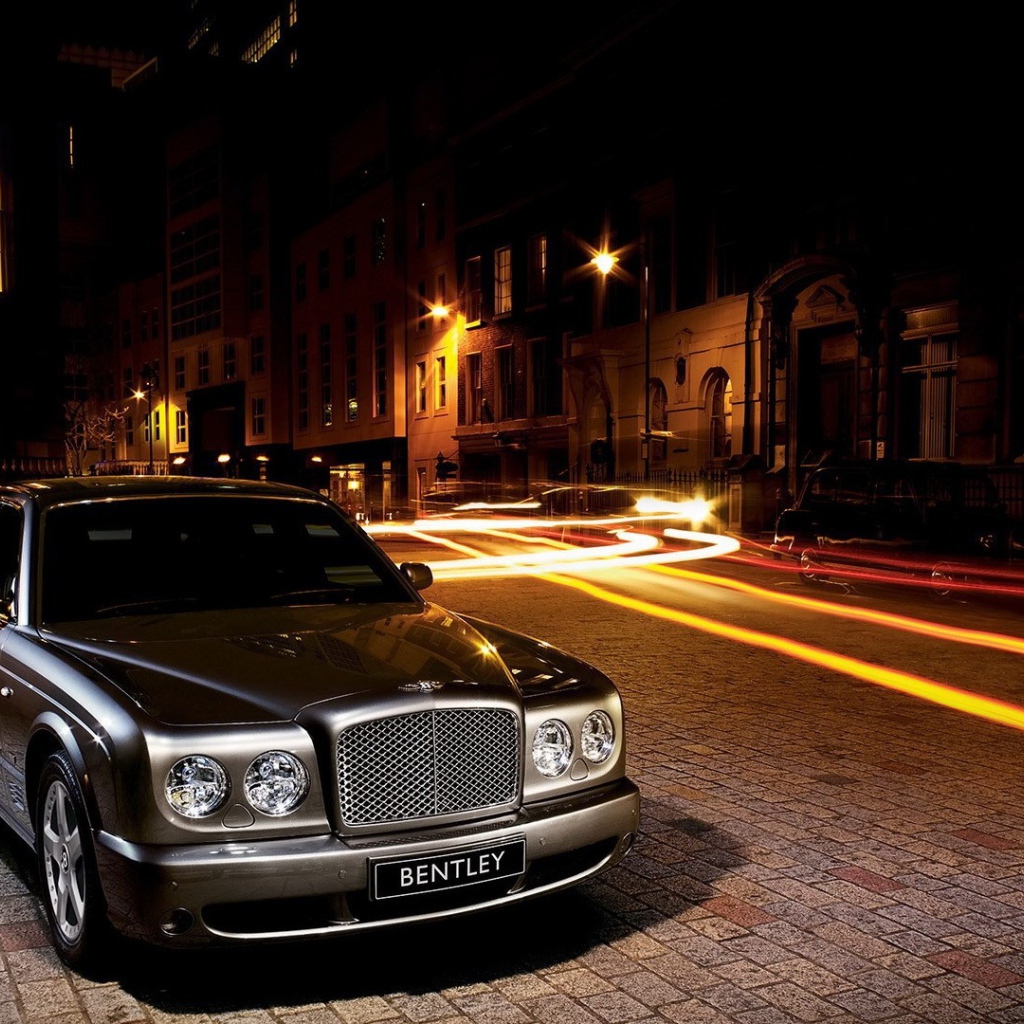 Бентли на темной улице