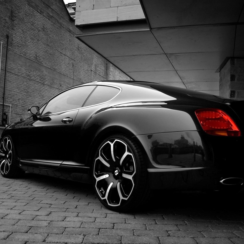 Черный Bentley заезжает в гараж