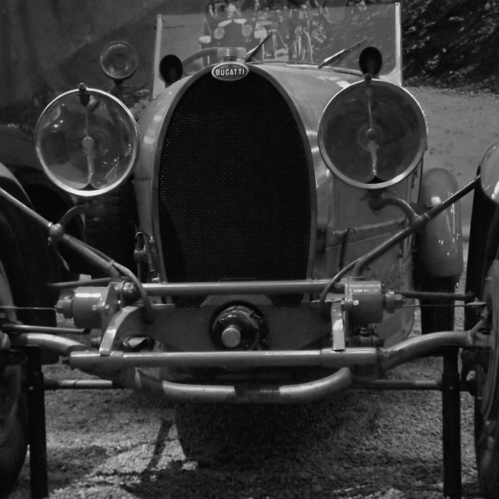 Старинный автомобиль Bugatti