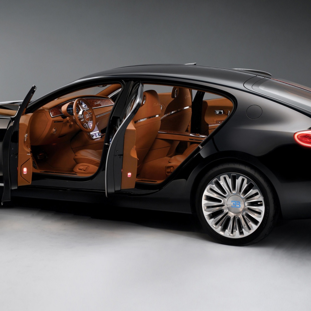 Черный автомобиль Bugatti 16C Galibier с коричневым салоном