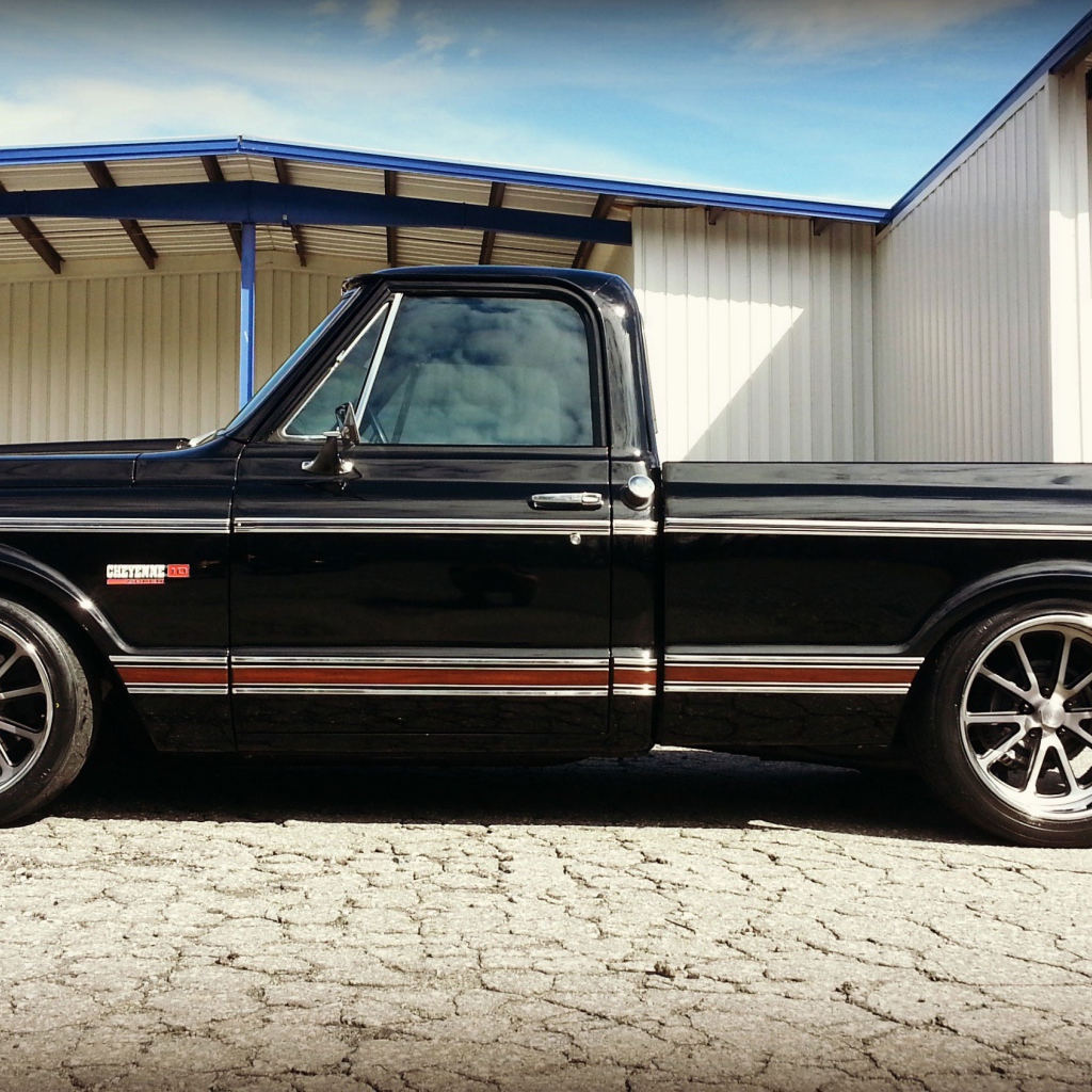 Черный пикап Chevy