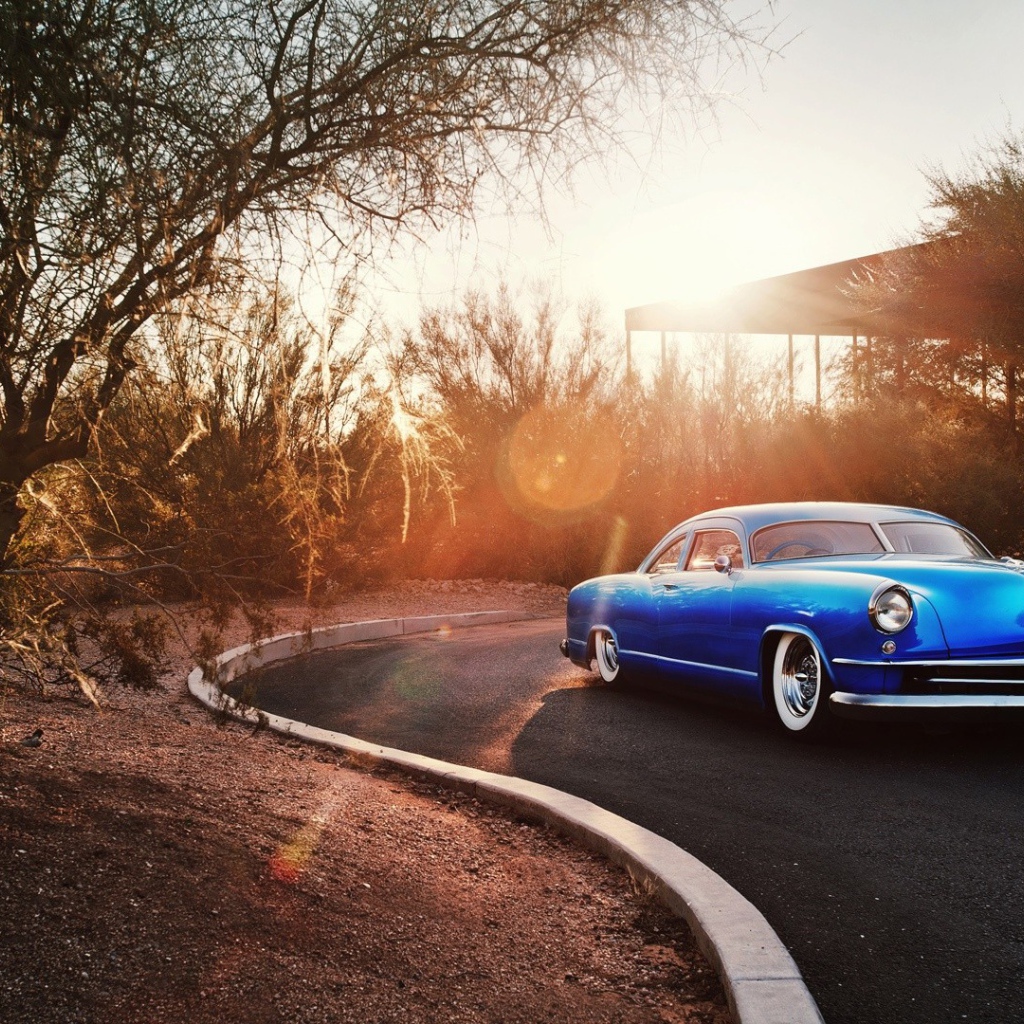 Голубой ретро автомобиль Chevrolet Kaiser