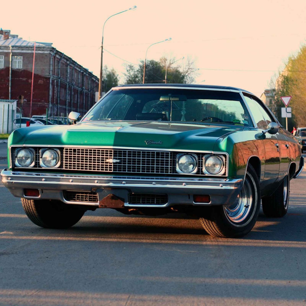 Зеленый ретро автомобиль Chevy