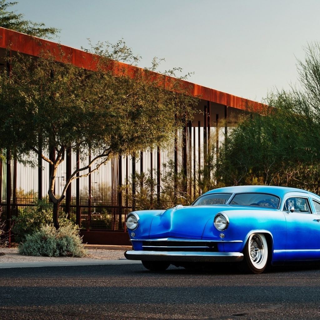 Старый автомобиль Chevrolet Kaiser