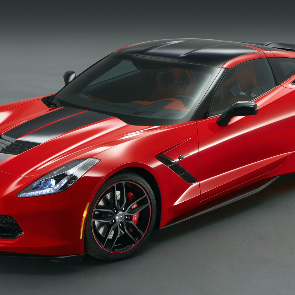 Красный Chevrolet Corvette Stingray на сером фоне