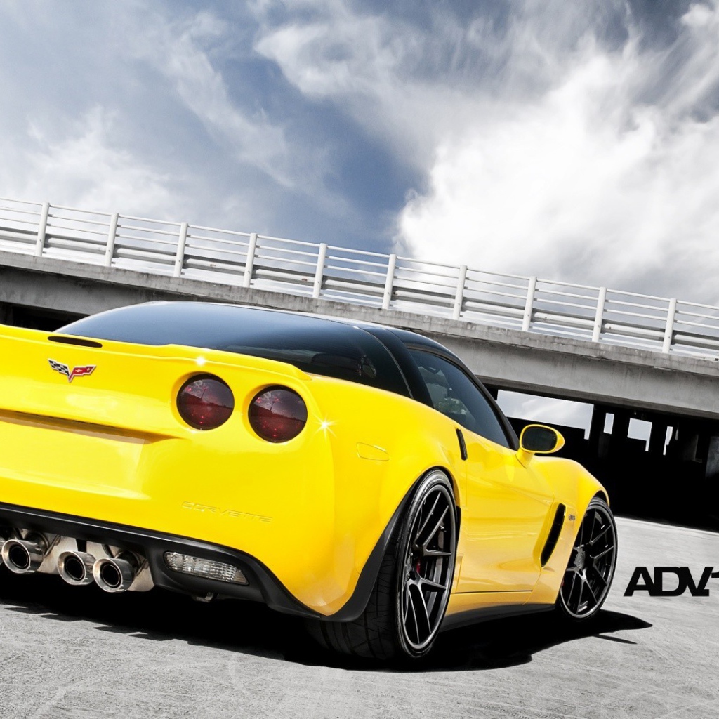 Желтый Chevrolet Z06 у моста