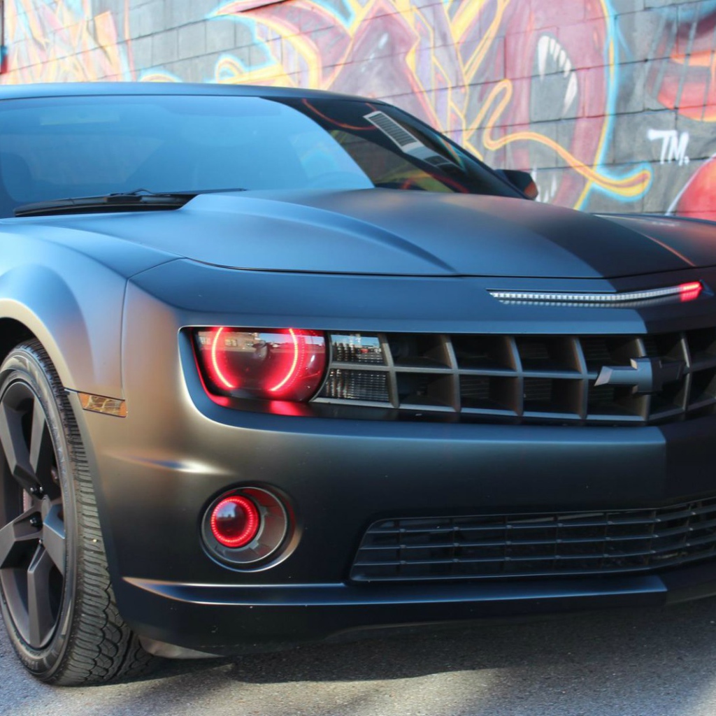 Красивый автомобиль Chevrolet Camaro SS