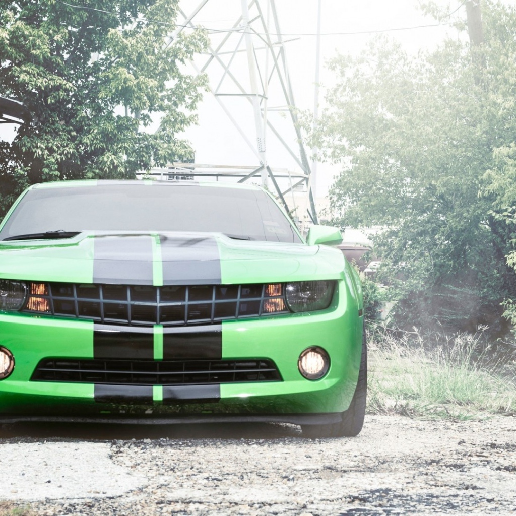 Автомобиль Chevrolet Camaro, зеленого цвета