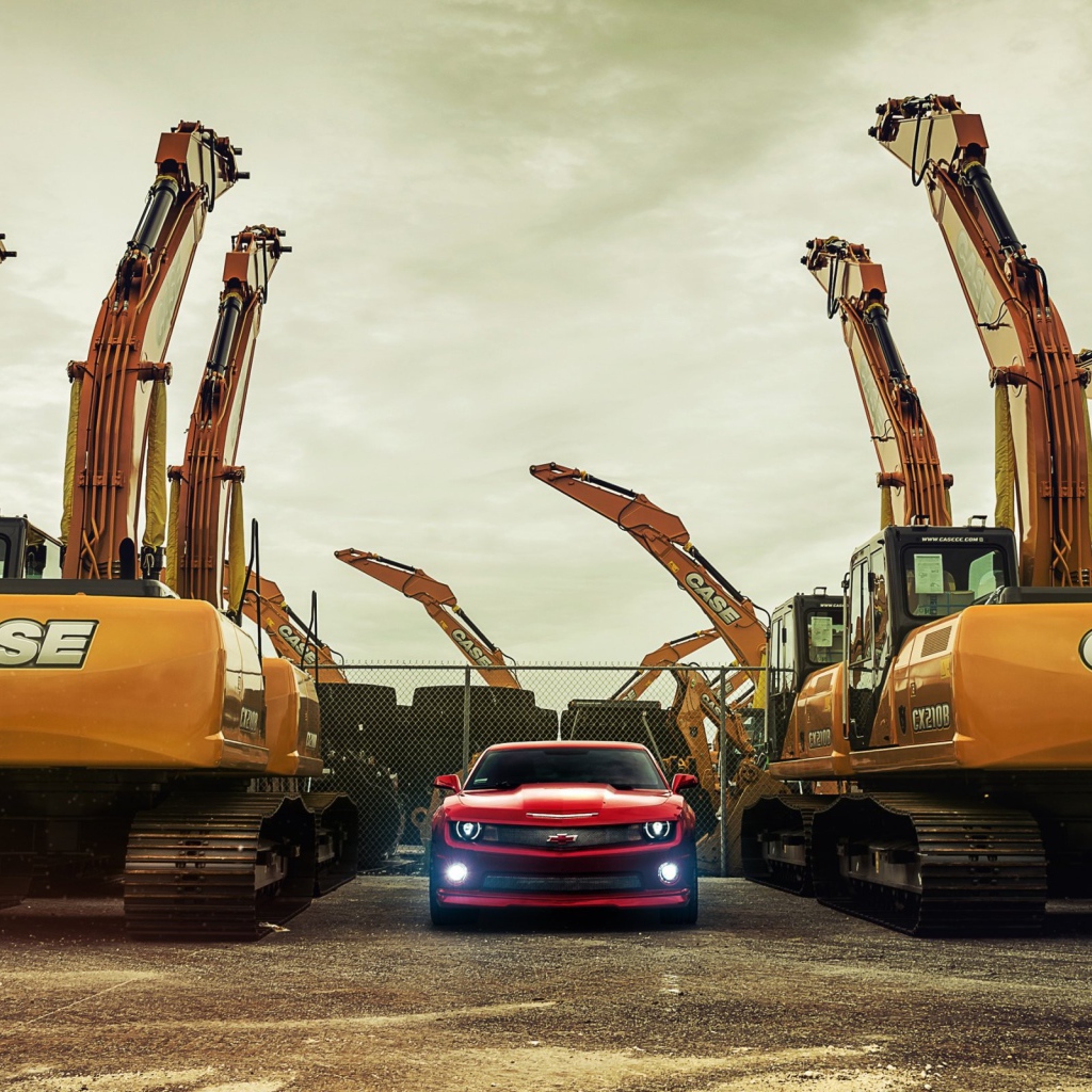 Chevrolet Camaro между экскаваторами