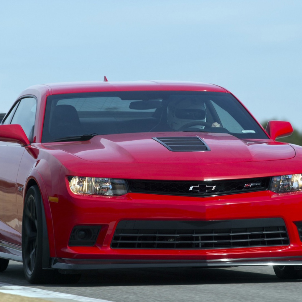 Великолепный красный Chevrolet Camaro