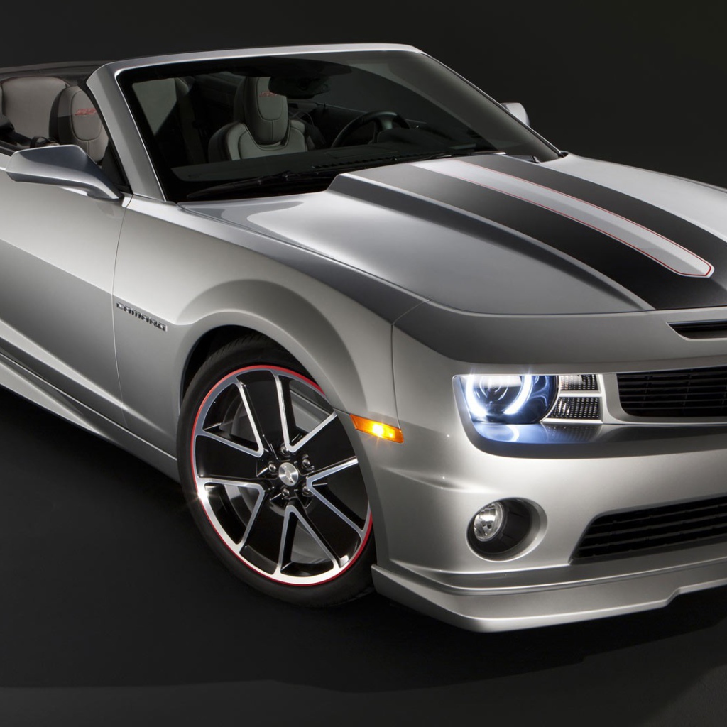 Серый кабриолет Chevrolet Camaro на сером фоне