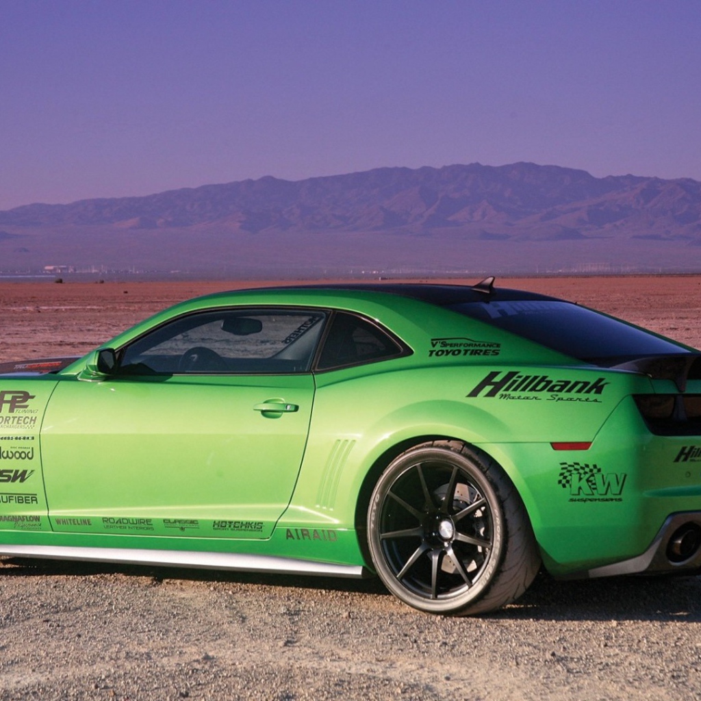 Зеленый Chevrolet Camaro в пустыне