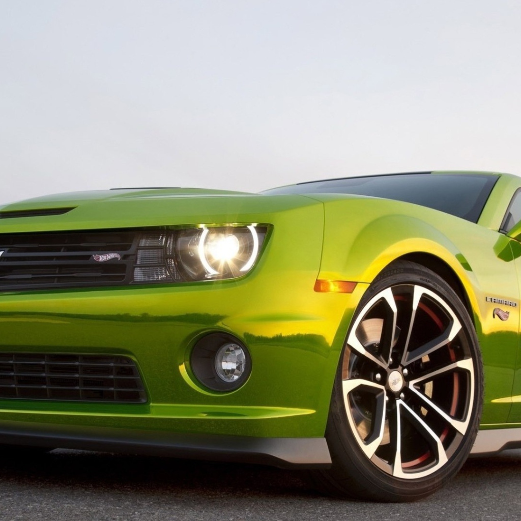 Фары зеленого Chevrolet Camaro