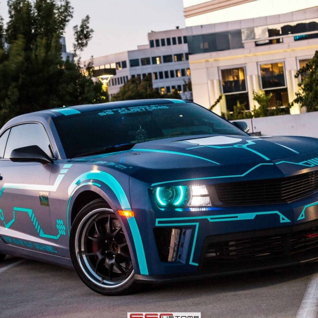 Неоновый Chevrolet Camaro на парковке