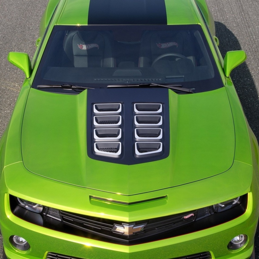 Мощный зеленый Chevrolet Camaro на дороге