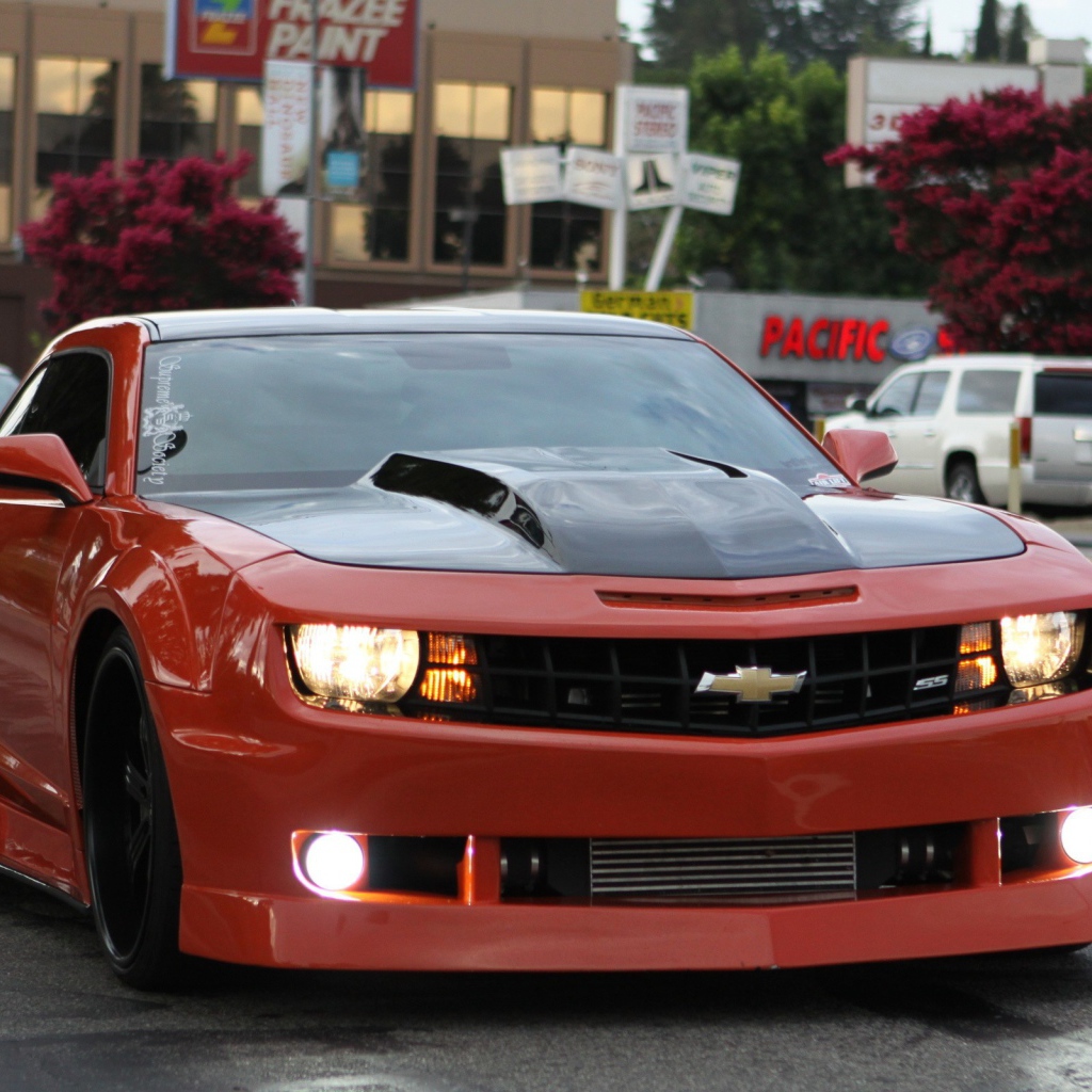 Красный Камаро с включенными фарами